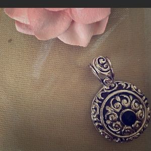 🌺 Silver with black stone in the center (charm)